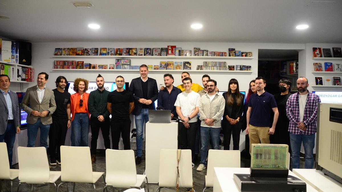 Representantes políticos y de los proyectos subvencionados, ayer en el acto en el MUVi.