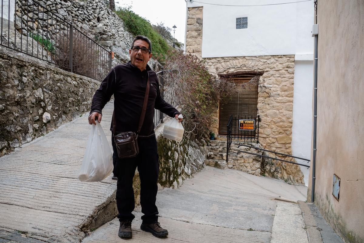 Un vecino de Tollos con un casa al fonde a la venta