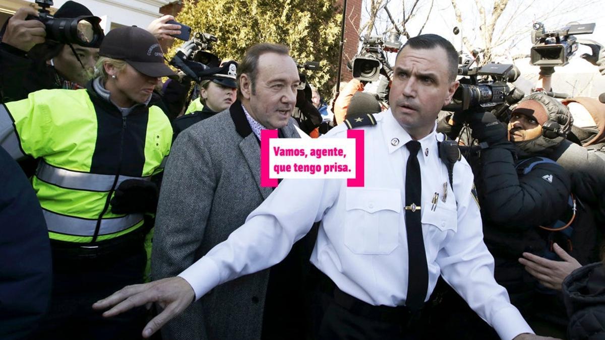 Kevin Spacey rodeado de policía a la salida de su juicio
