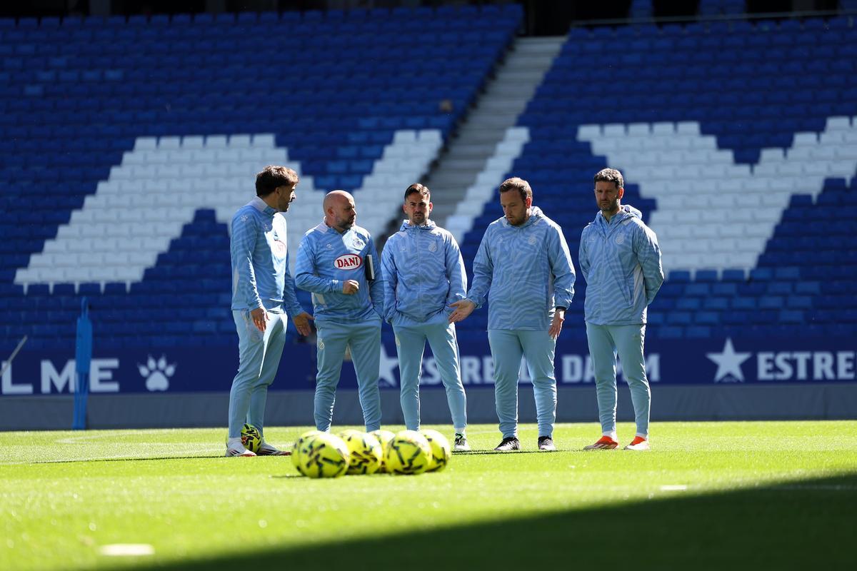 Manolo, junto a su equipo técnico, este viernes en el RCDE Stadium.