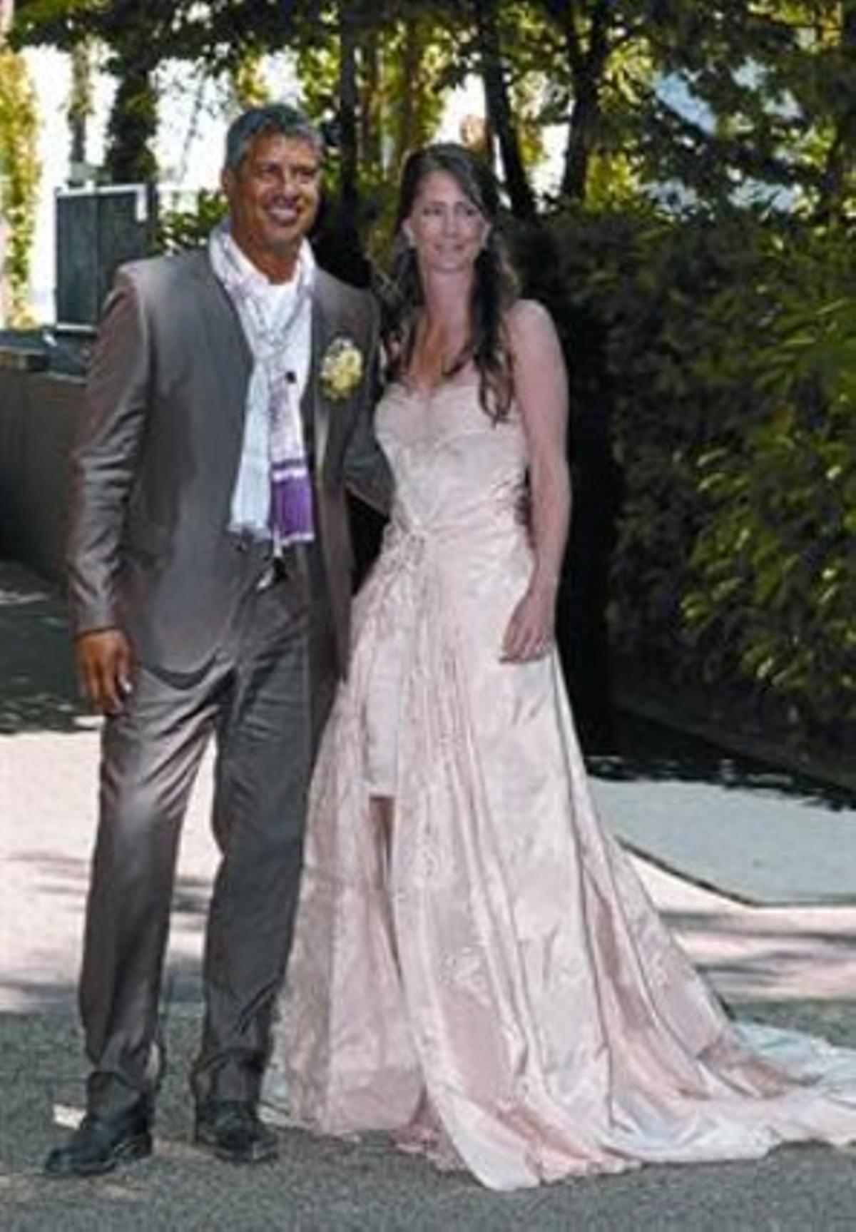 Frank Rijkaard i Stefanie Rucker, després del seu casament a l’Hotel Amsterdam Arena, dijous. Frank Rijkaard i Stefanie Rucker, després del seu casament a l’Hotel Amsterdam Arena, dijous.