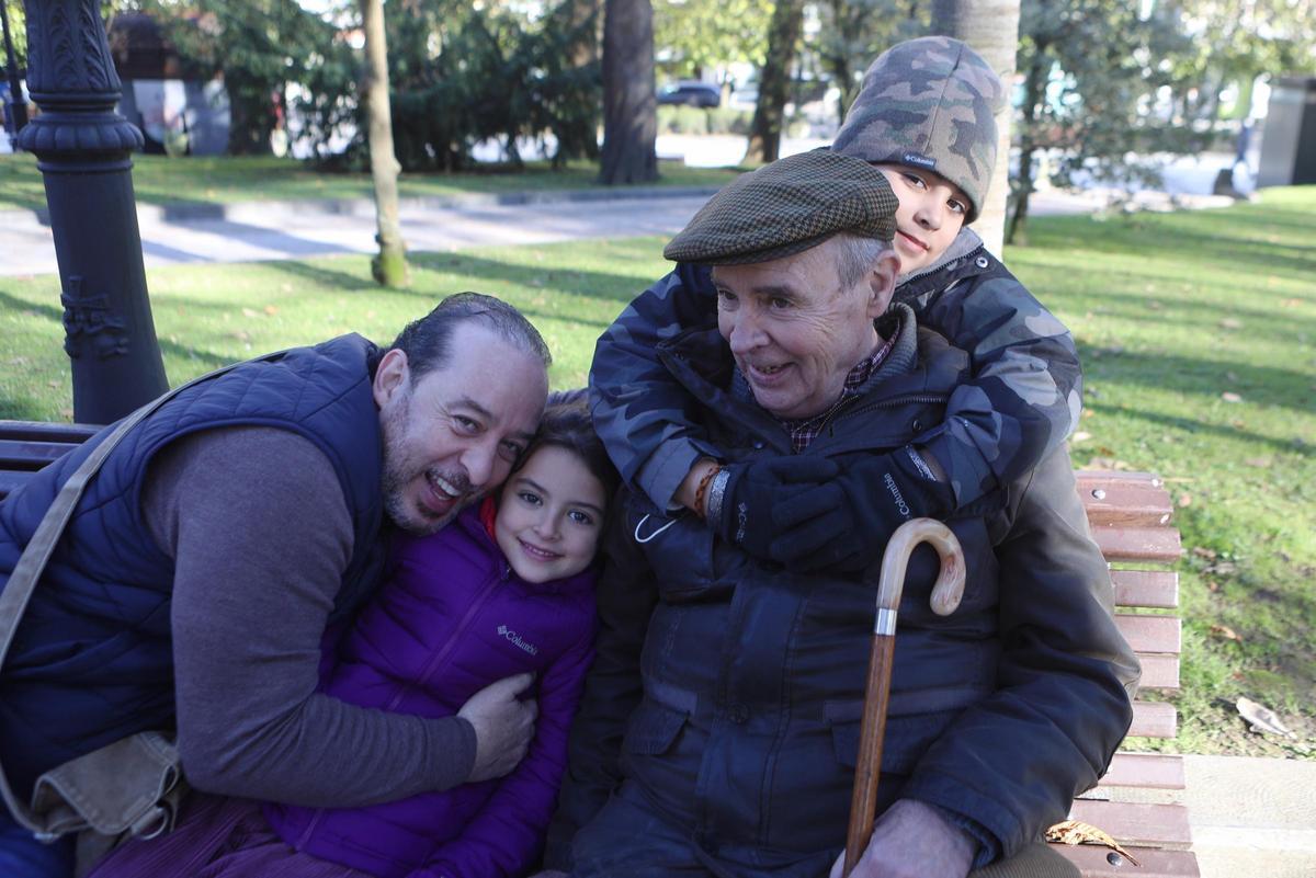 Borja Brañanova con su padre Ramón Alfredo y sus hijos Sebastián y Olaya, en el Campo San Francisco de Oviedo, en una imagen de archivo.