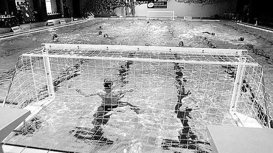 Interior de la piscina de La Magdalena, durante una competición.