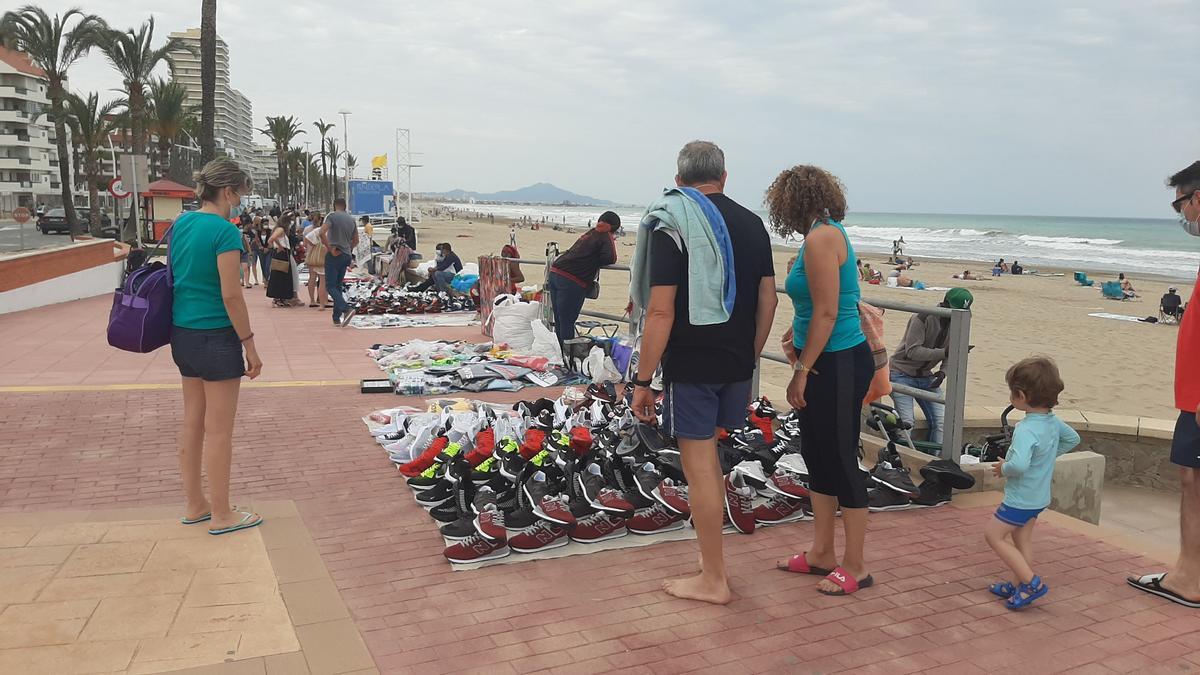 Imagen de este fin de semana de los &#039;manteros&#039; en el paseo de Peñíscola.