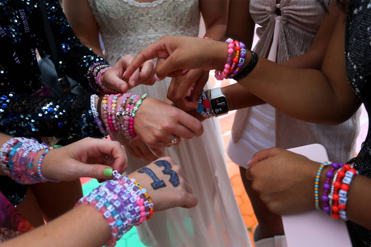 Las 'swifties' se intercambian 'friendship bracelets' en el concierto de Sydney de Taylor Swift