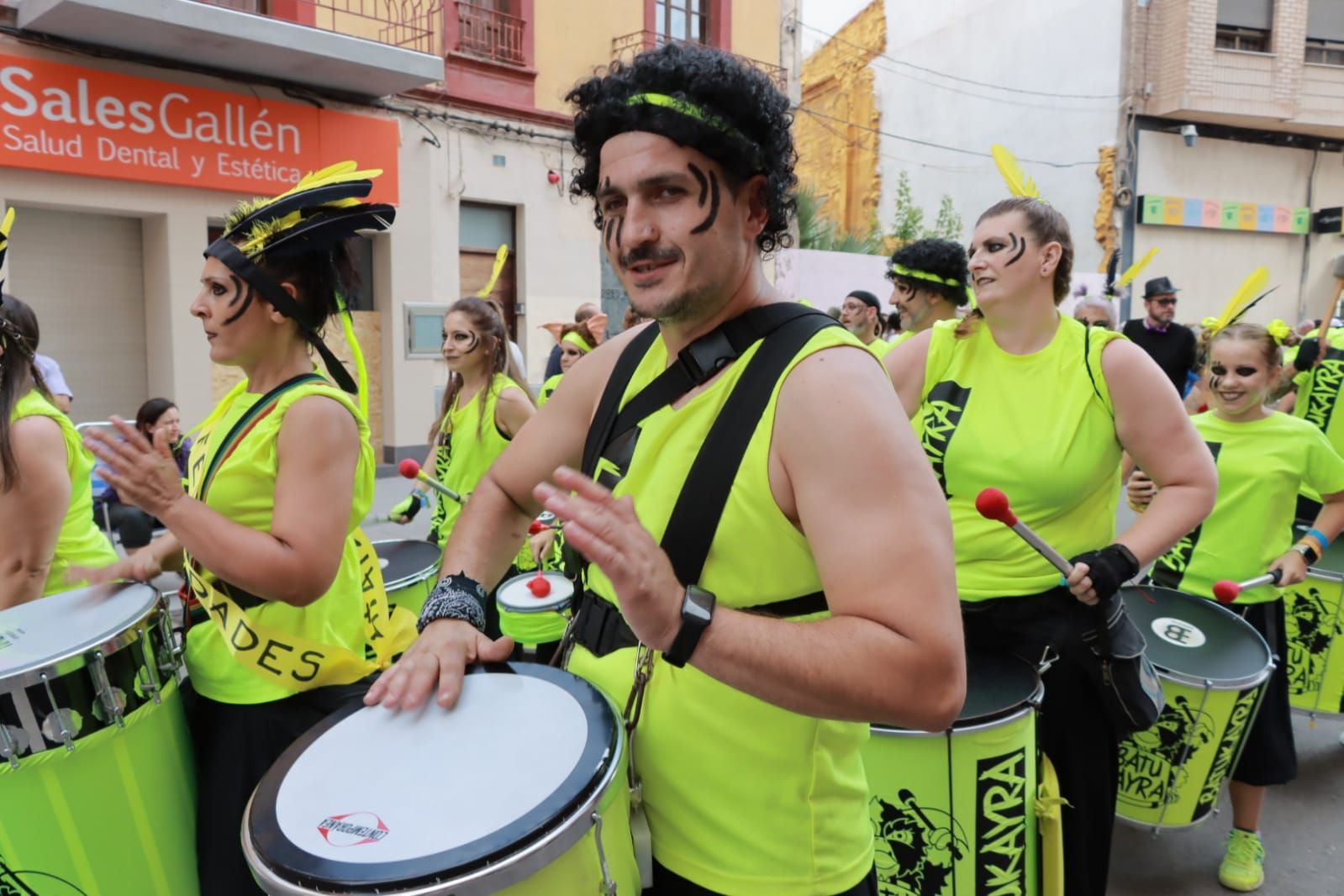 Fiestas de Sant Pere: Colorido desfile en la previa del 'bou al carrer'