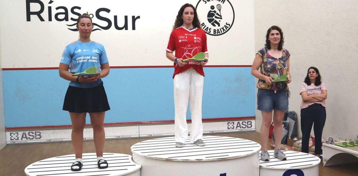 Inés Gómez (2ª), Icíar Rivero (1ª) y la jugadora local Elma Barreiro (3ª), en femenina. | FdV