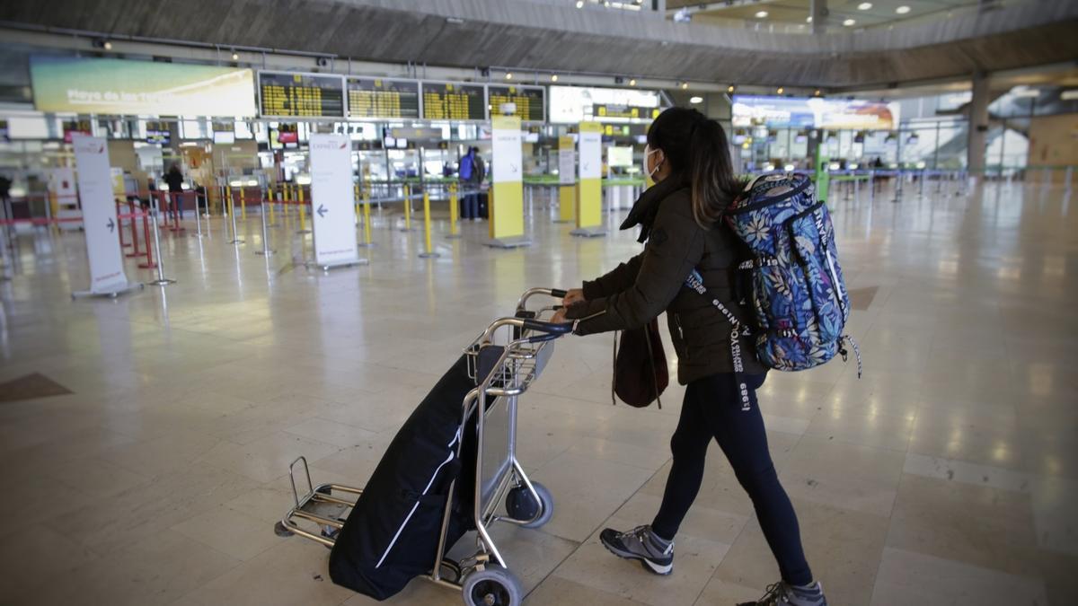 Una pasajera llega a un aeropuerto de Tenerife.