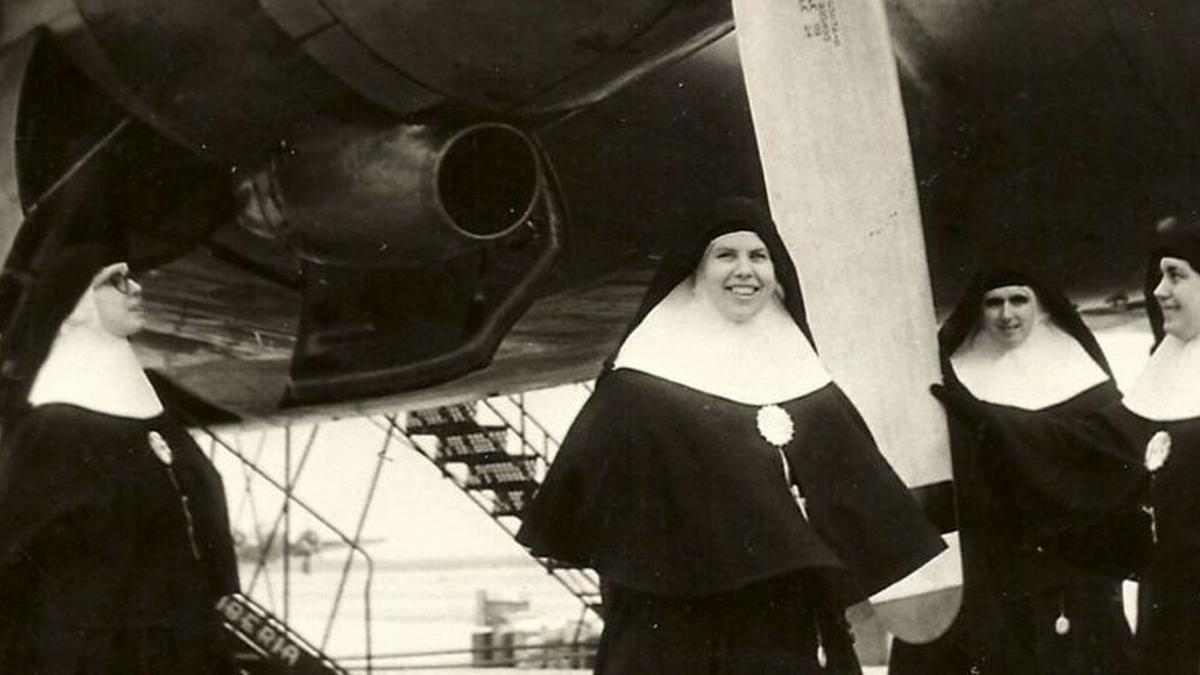 La religiosa, segunda por la izquierda, ante el avión que la llevó hacia China en 1947.