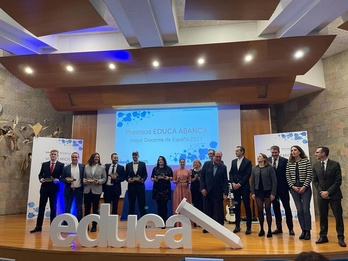 Foto de familia de autoridades y premiados en los Premios Educa Abanca al Mejor Docente de España