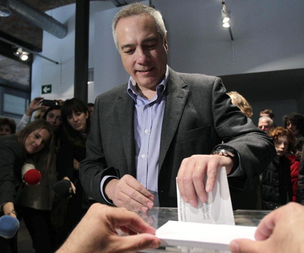 Pere Navarro votando en el Casal Cívic Vapor Passatge de Terrassa.