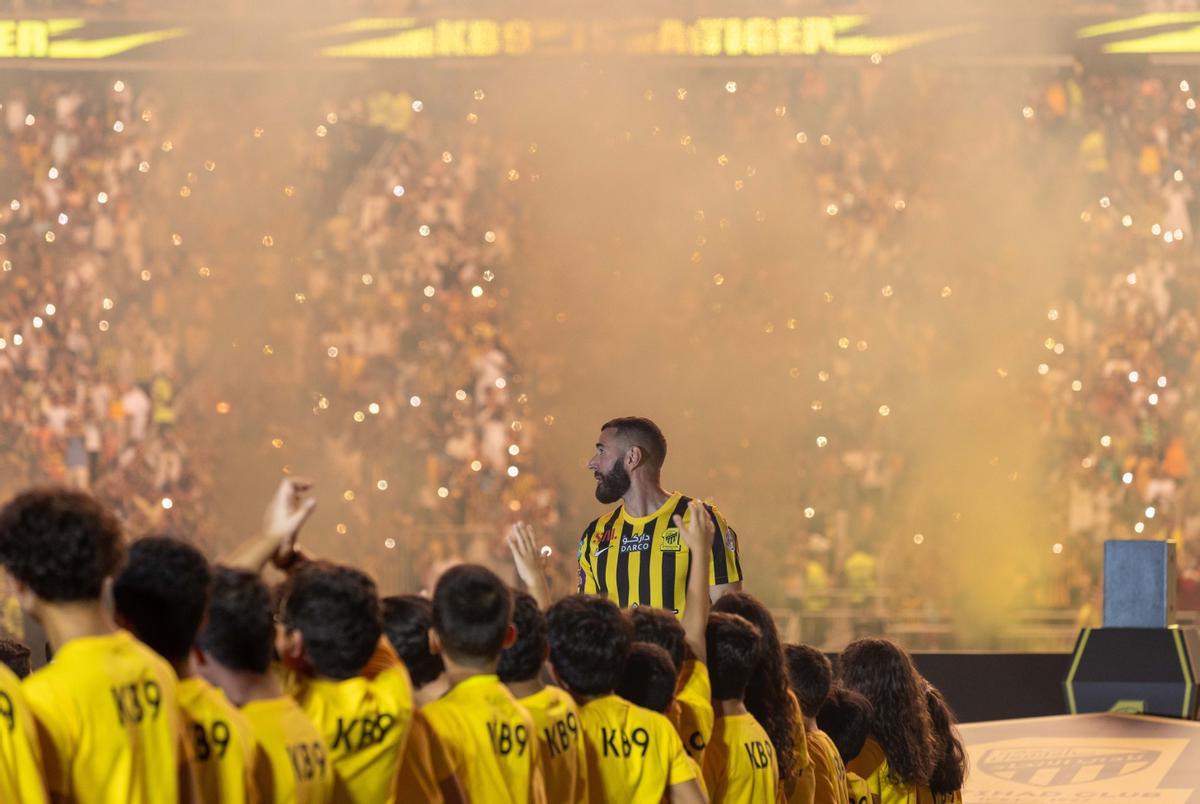 Karim Benzema, en un momento de su presetación como nuevo jugador del Al Ittihad.