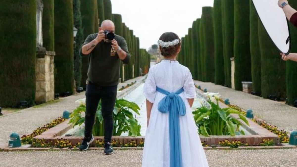 Una niña de comunión durante su sesión fotográfica.