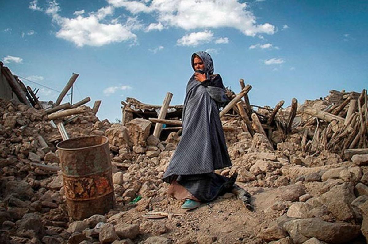 Una víctima del terratrèmol de l’Iran, entre la runa. La xifra de morts puja a més de 300, i encara podria ser més alta, segons fonts oficials.