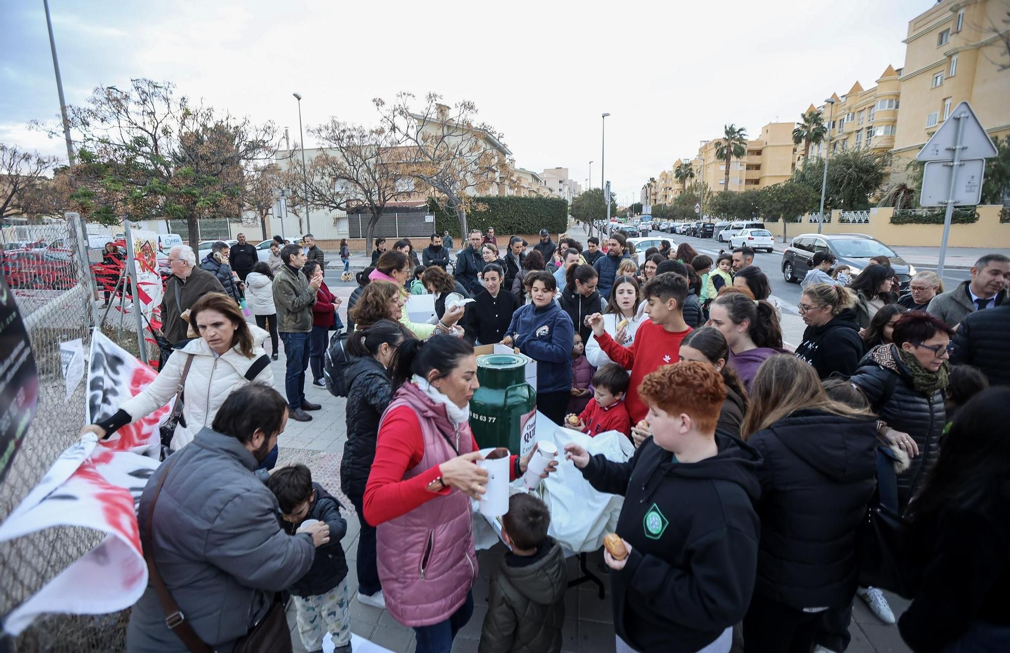 Chocolatada reivindicativa por el nuevo colegio La Almadraba de Alicante