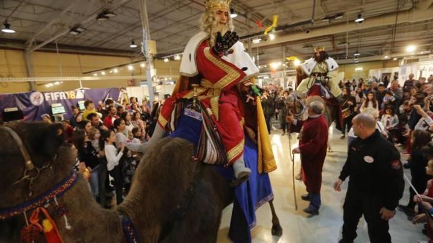 Los Reyes Magos, en camello, durante su visita ayer en Exponadal, en IFA.