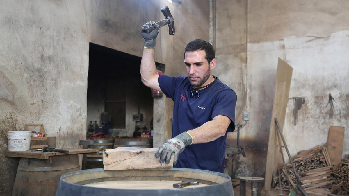 Un artesano elabora un tonel en su taller de Montilla.