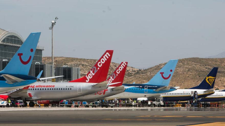 Aviones de Jet2.com estacionados en la plataforma del aeropuerto de Alicante-Elche