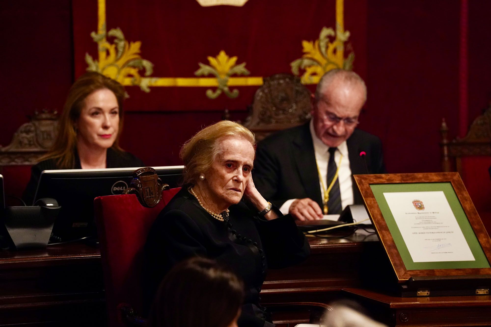 María Victoria Atencia recibe la medalla de la ciudad y el título de Hija Predilecta de Málaga.