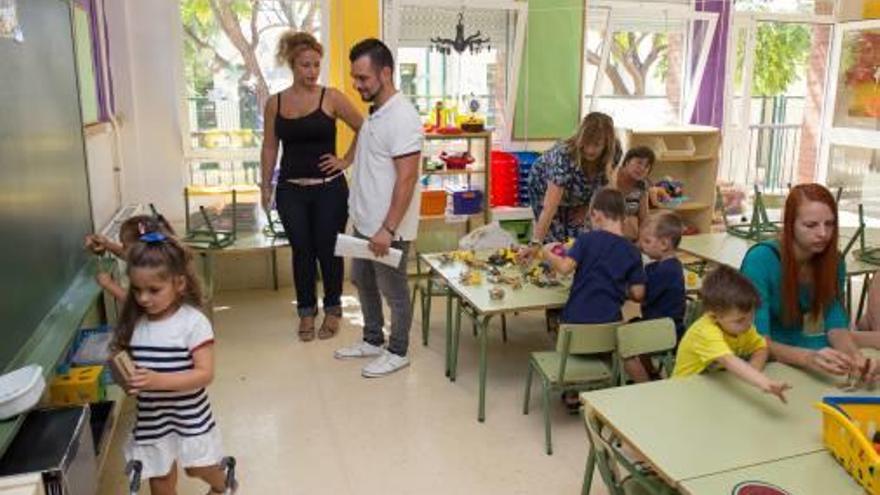 El colegio público Enric Valor recibió a los alumnos de 3 años y sus familiares un par de días antes para acercarles el nuevo escenario de los próximos meses