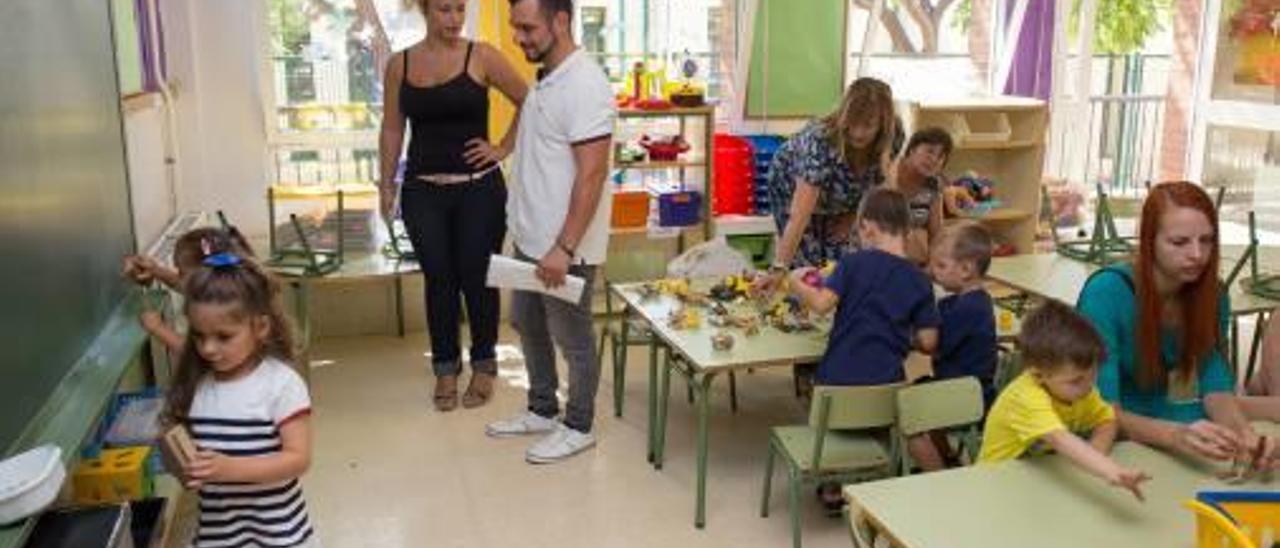 El colegio público Enric Valor recibió a los alumnos de 3 años y sus familiares un par de días antes para acercarles el nuevo escenario de los próximos meses