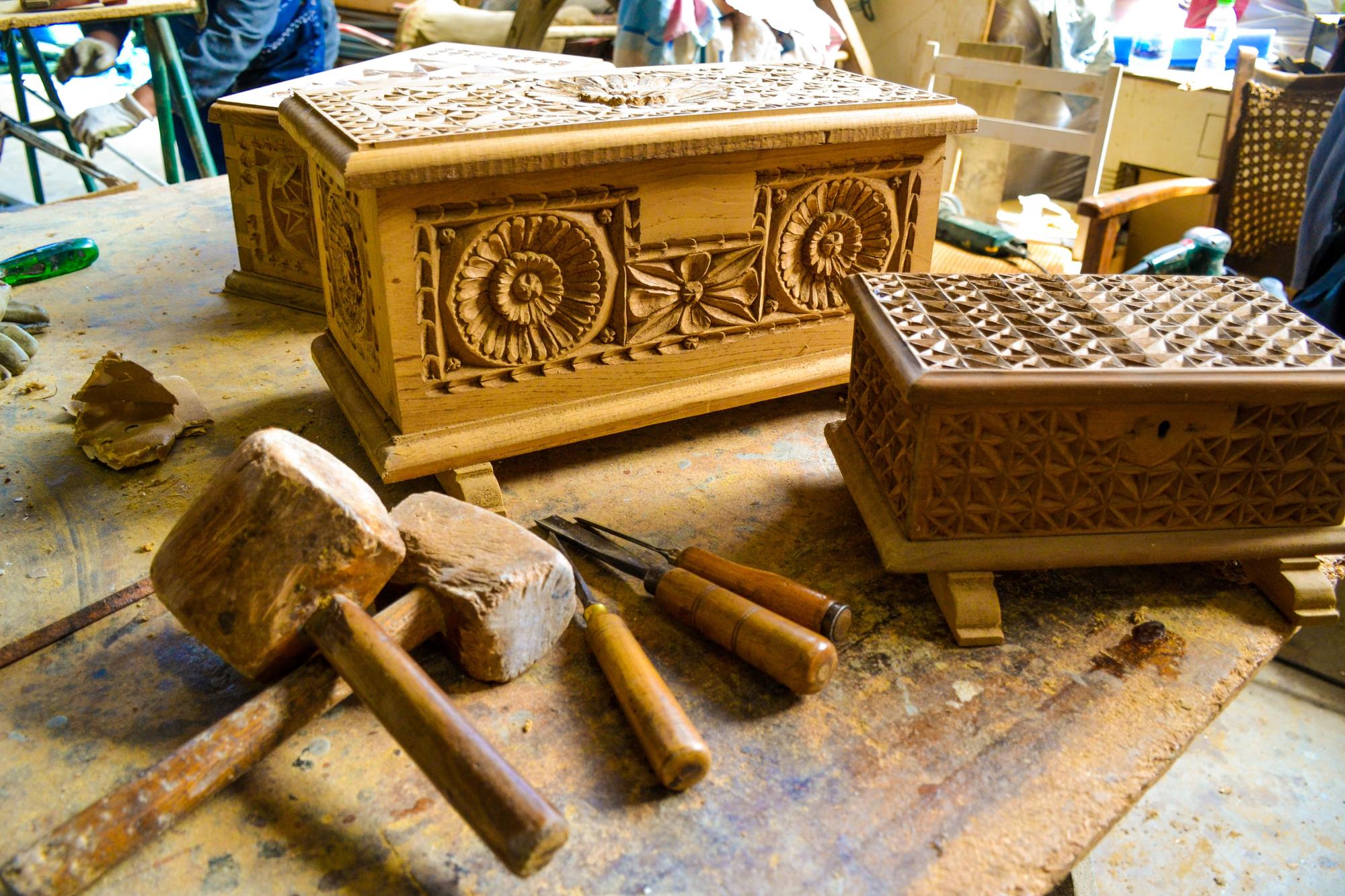 Cajas y arcones tallados, otros de los trabajos de los hermanos Grana.