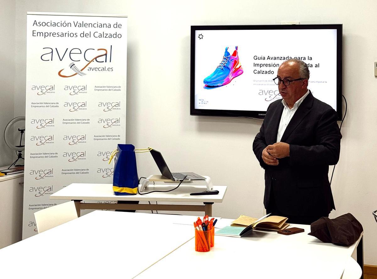 Vicente Pastor, durante la presentación de la guía de 3D.