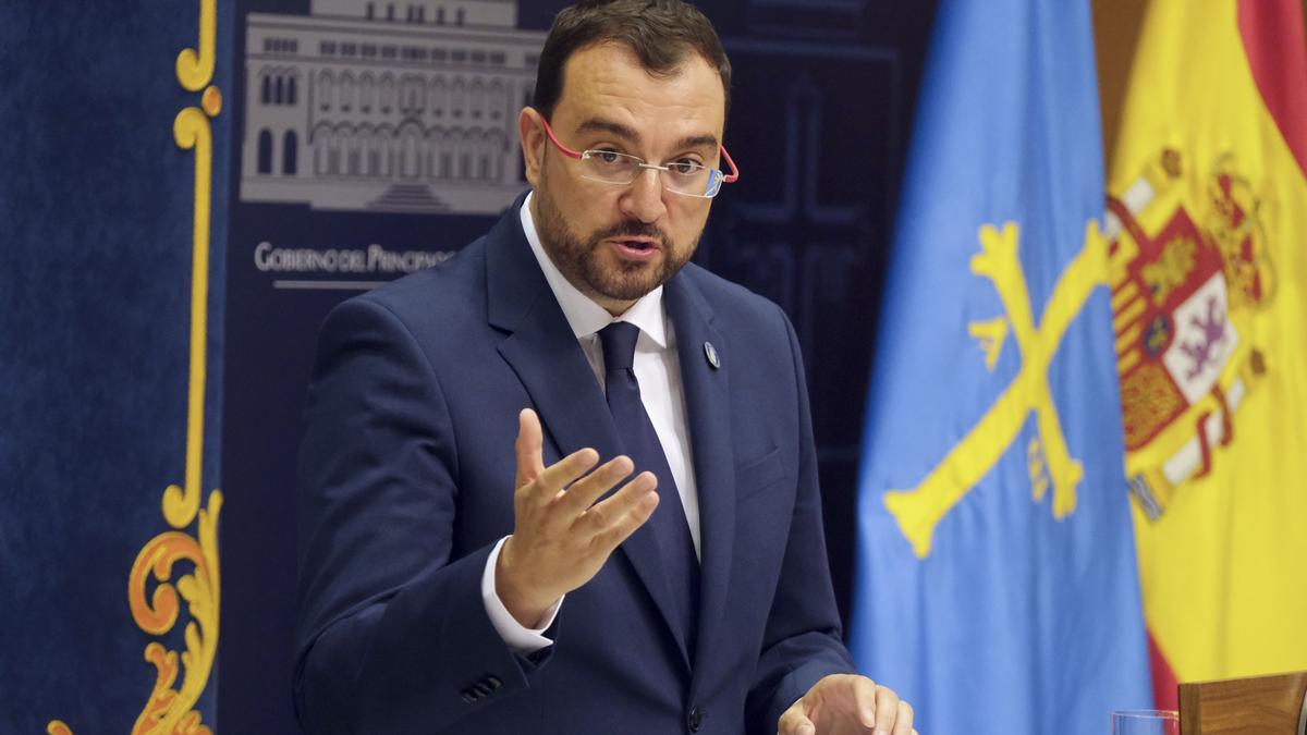 El jefe del Ejecutivo asturiano, Adrián Barbón, durante la rueda de prensa ofrecida este viernes.