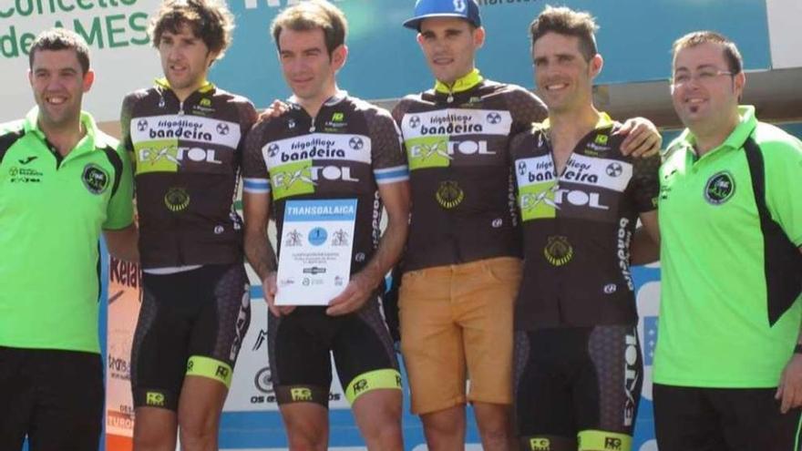 Javi Busto (con el diploma) junto al resto del Bandeira-Extol Team en el podio de la carrera de Ames.