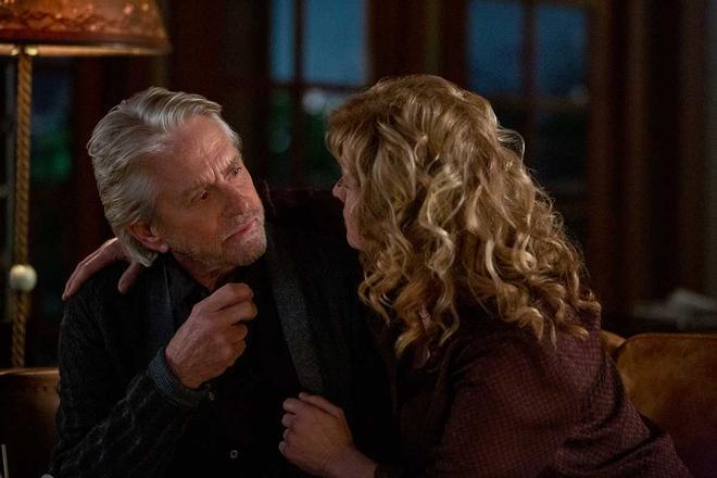 Michael Douglas y Nancy Travis en la serie 'El método Kominsky' de Netflix