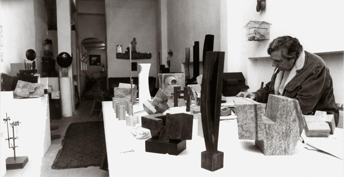 Amador, en su taller de trabajo en Carabanchel, en 1980.