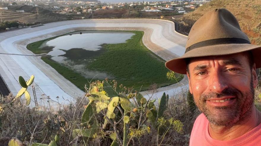 Romeo Rodríguez, en primer plano, con la balsa de Valle Molina, en Tegueste, al fondo, en una imagen reciente. | | E.D.