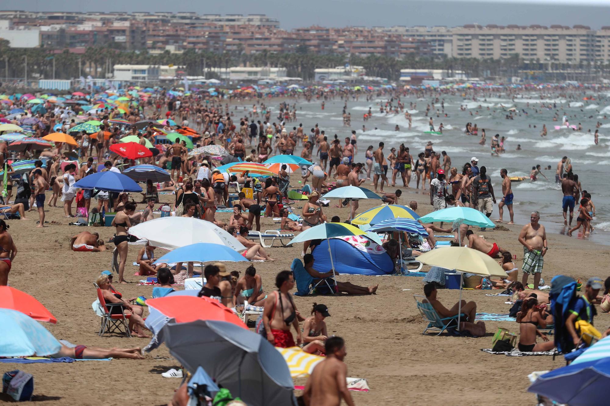 La playa y las terrazas, de nuevo, llenas