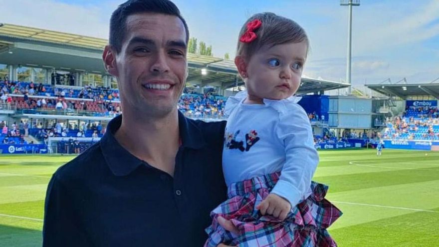 Abel, con su hija, en un partido del CD Tenerife.