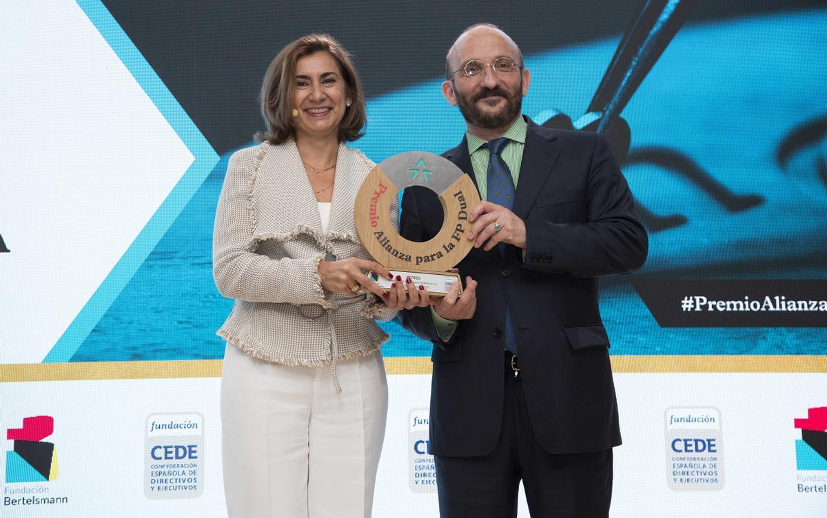 La directora corporativa de Personas y Organización de Repsol, Carmen Muñoz, recogiendo el premio en la modalidad 'gran empresa'