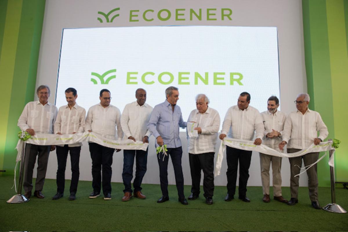 De Valdivia, presidente de Ecoener, con el presidente de la República Dominicana, Luis Abinader (de azul).