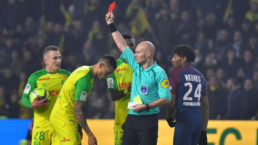 Suspendido hasta &quot;nueva orden&quot; el árbitro que pateó a un jugador en el Nantes-PSG