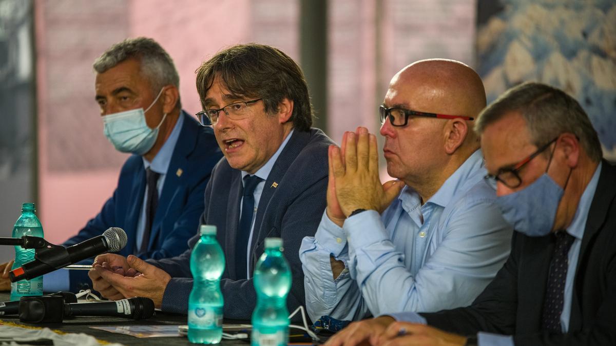 El expresidente de la Generalitat Carles Puigdemont, su abogado, Gonzalo Boye, y el jefe de la Oficina de Carles Puigdemont, Josep Lluís Alay, en una rueda de prensa a 25 de septiembre de 2021, en L’Alguer, Cerdeña (Italia). El expresidente de l