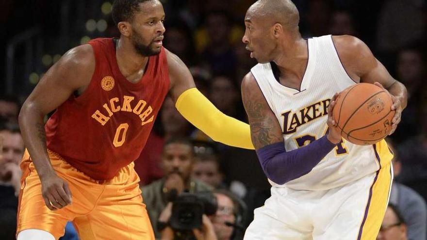Kobe Bryant encara a C.J.Miles en el partido del domingo entre Lakers y Pacers. // Richard Mackson