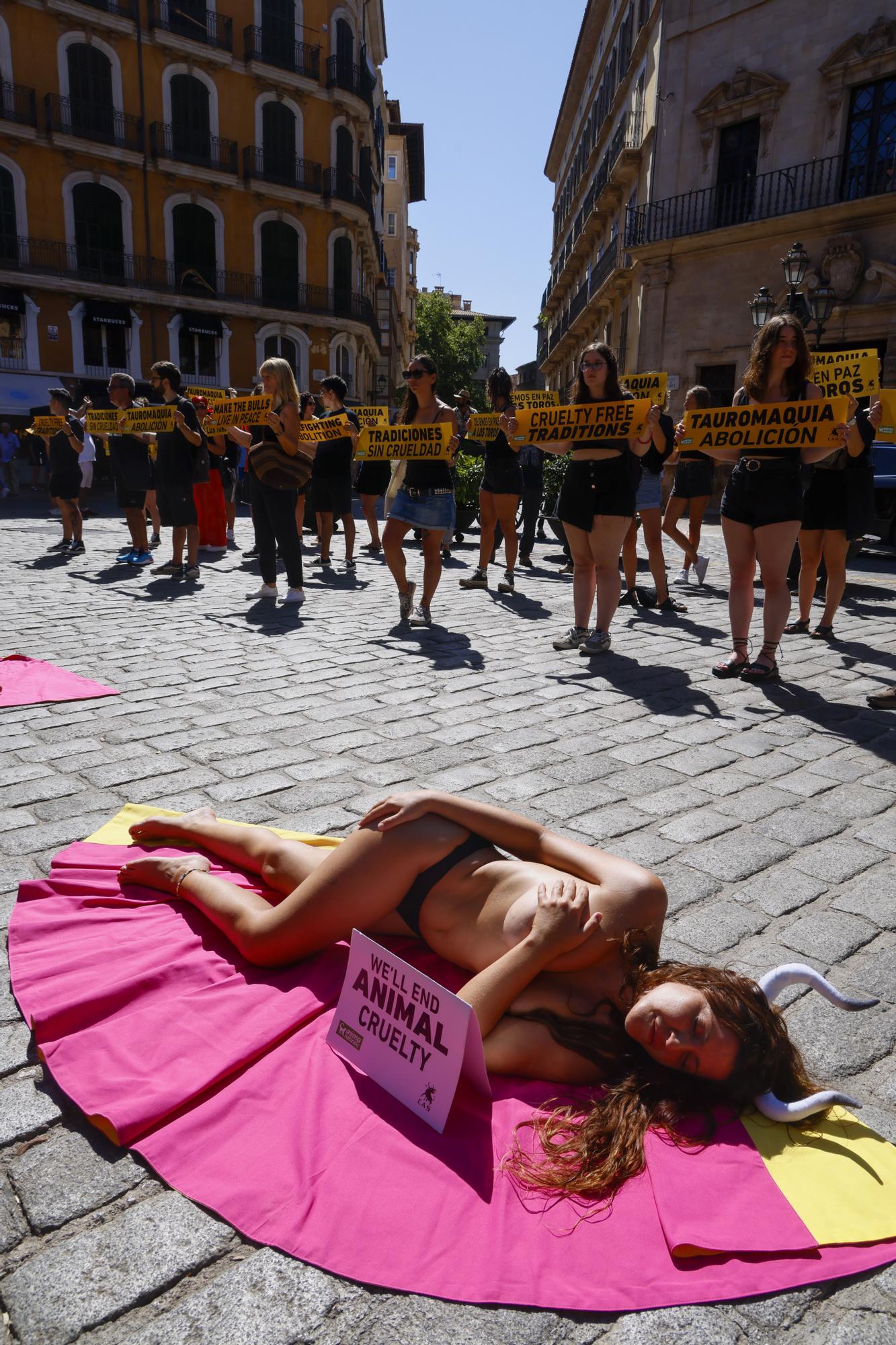FOTOS | Activistas antitaurinos protestan en Palma contra las corridas de toros