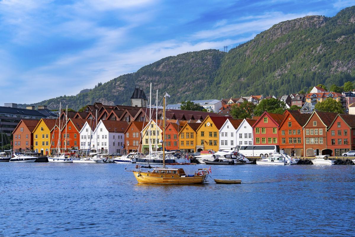 Bryggen Bergen barcos portuarios y fachadas coloridas,