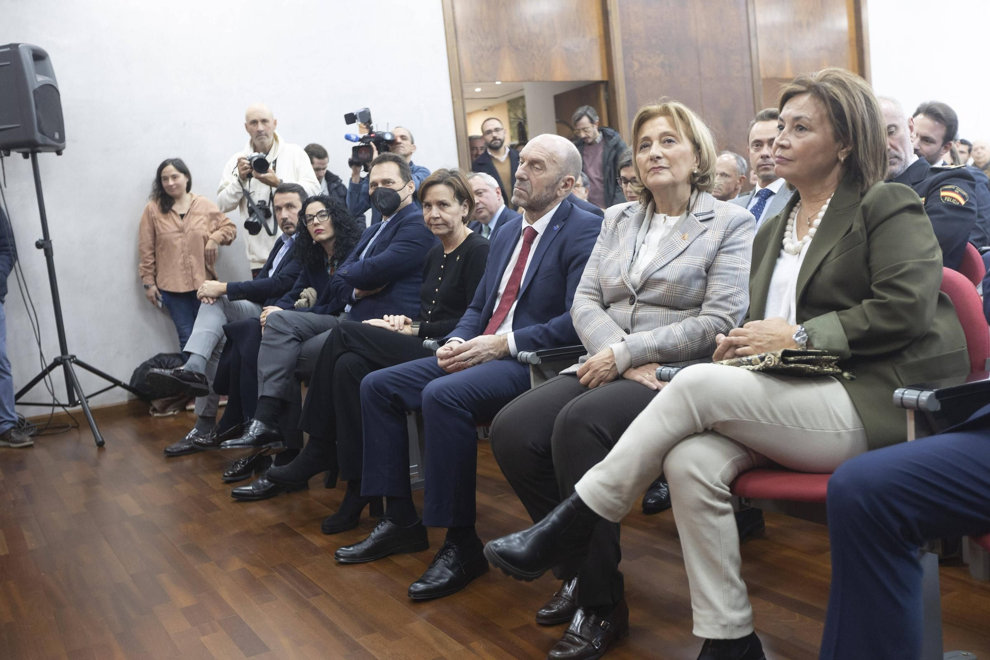 En imágenes: Obdulia Fernández recoge la Medalla de Oro de la Cámara de Oviedo