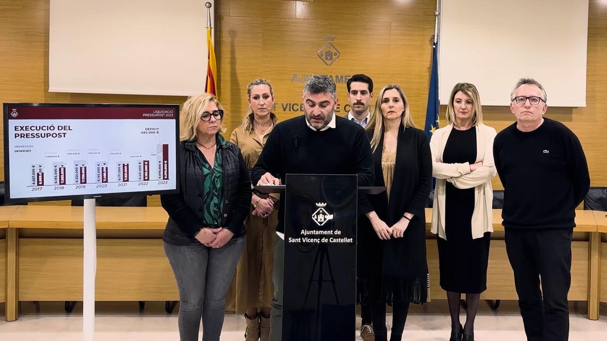 L'equip de govern de Sant Vicenç en la compareixença on ha fet públic l'estat de les finances