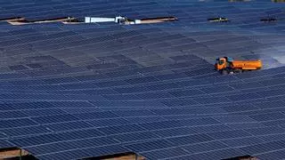 La subida de la luz desata una carrera entre empresas para firmar ‘megacontratos’ eléctricos como escudo frente a los altos precios