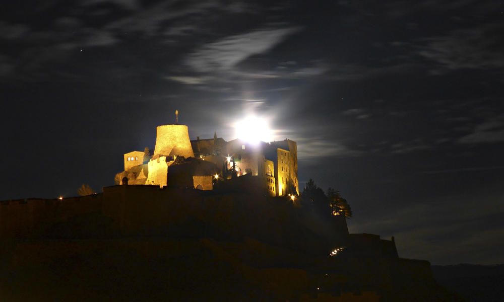 Lluna. Des del Castell de Cardona es podia contemplar aquesta espectacular primera lluna plena del 2018.