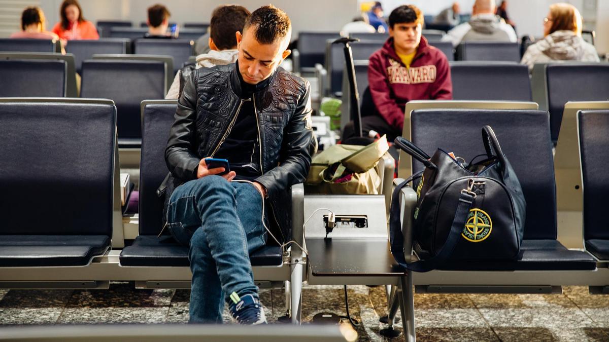 Pasajeros en un aeropuerto.