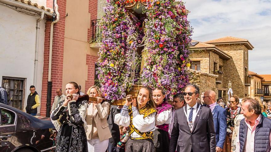 Las mujeres de Tábara llevan en procesión a la Virgen del Carmen. | |  CH. S.