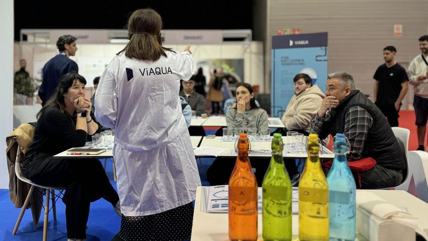 Asistentes a una cata de agua organizada por Viaqua.