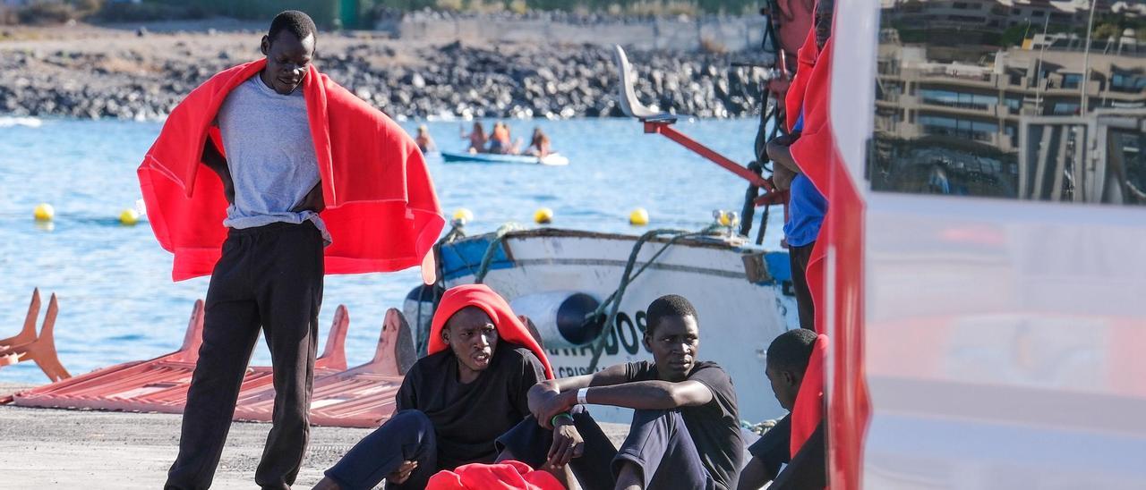 Escoltan a un cayuco con 23 migrantes al puerto de Los Cristianos (Tenerife)