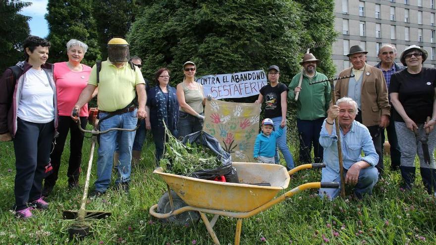 Los integrantes de la plataforma durante su última jornada de trabajo en el parque del Truébano.